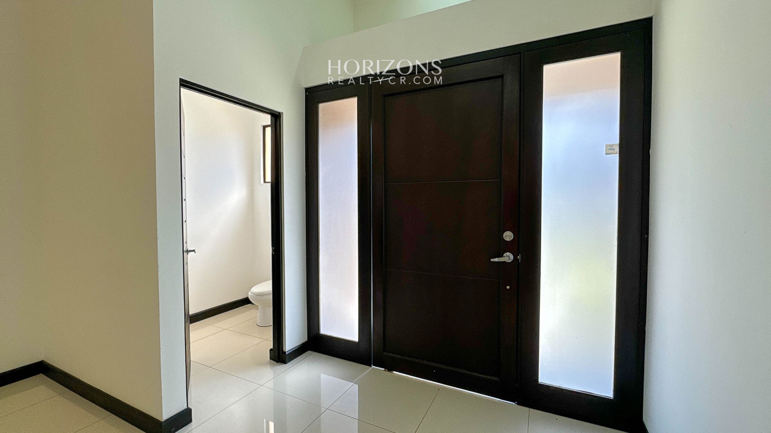 Casa moderna de 1 planta en Lomas de Montes de Oca en Venta 3 Habitaciones lote de 306m2  nja1172