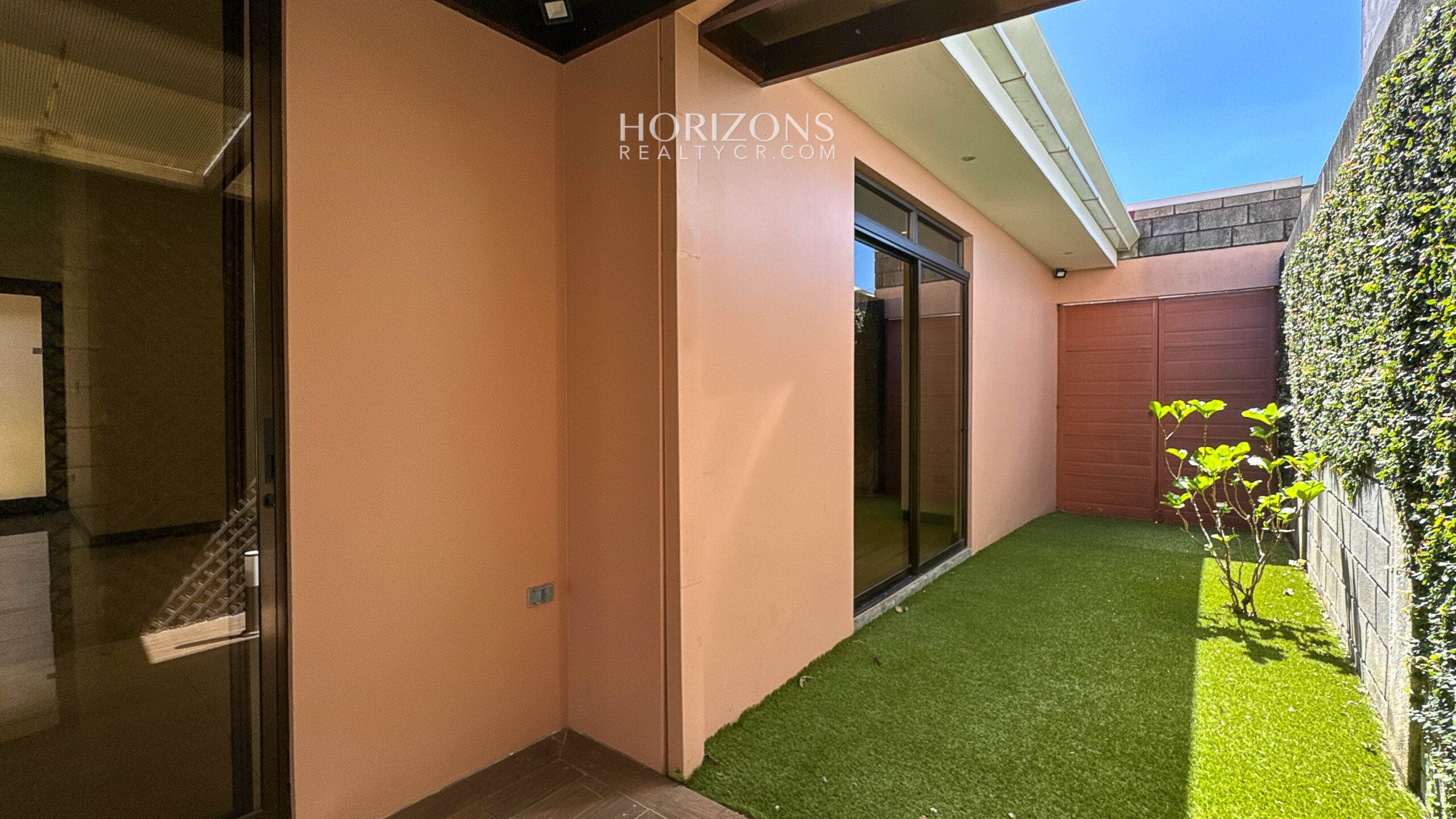 Casa moderna de 1 planta en Lomas de Montes de Oca en Venta 3 Habitaciones lote de 306m2  nja1172