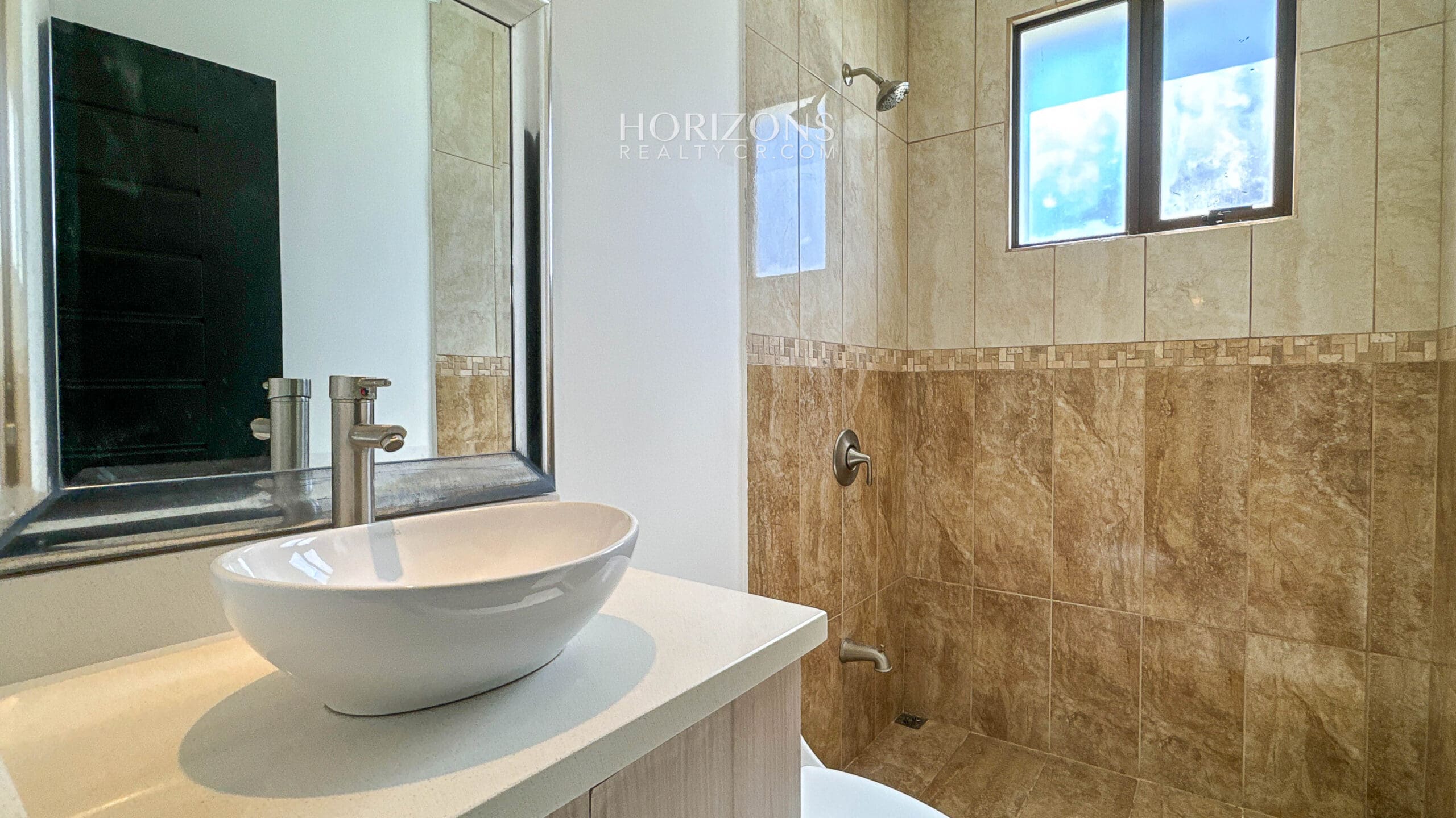 Casa moderna de 1 planta en Lomas de Montes de Oca en Venta 3 Habitaciones lote de 306m2  nja1172