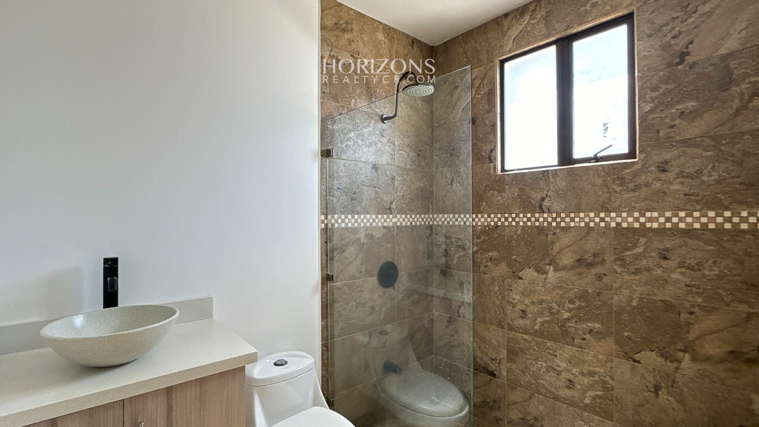 Casa moderna de 1 planta en Lomas de Montes de Oca en Venta 3 Habitaciones lote de 306m2  nja1172