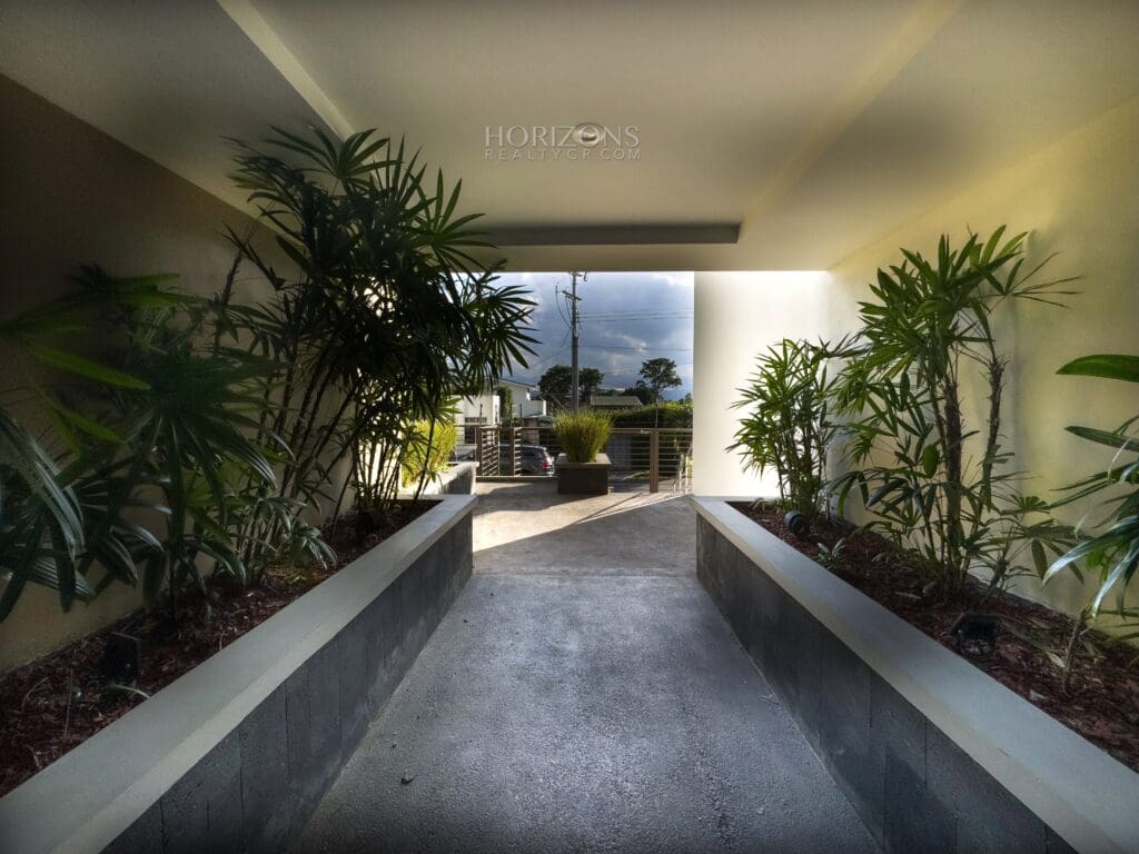 SE ALQUILA APARTAMENTO AMPLIO CONTEMPORÁNEO A 1.7KM DE ROTONDA BANDERAS Y UCR NJA1178