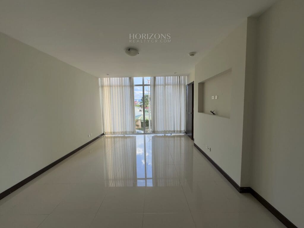 SE ALQUILA APARTAMENTO AMPLIO CONTEMPORÁNEO A 1.7KM DE ROTONDA BANDERAS Y UCR NJA1178