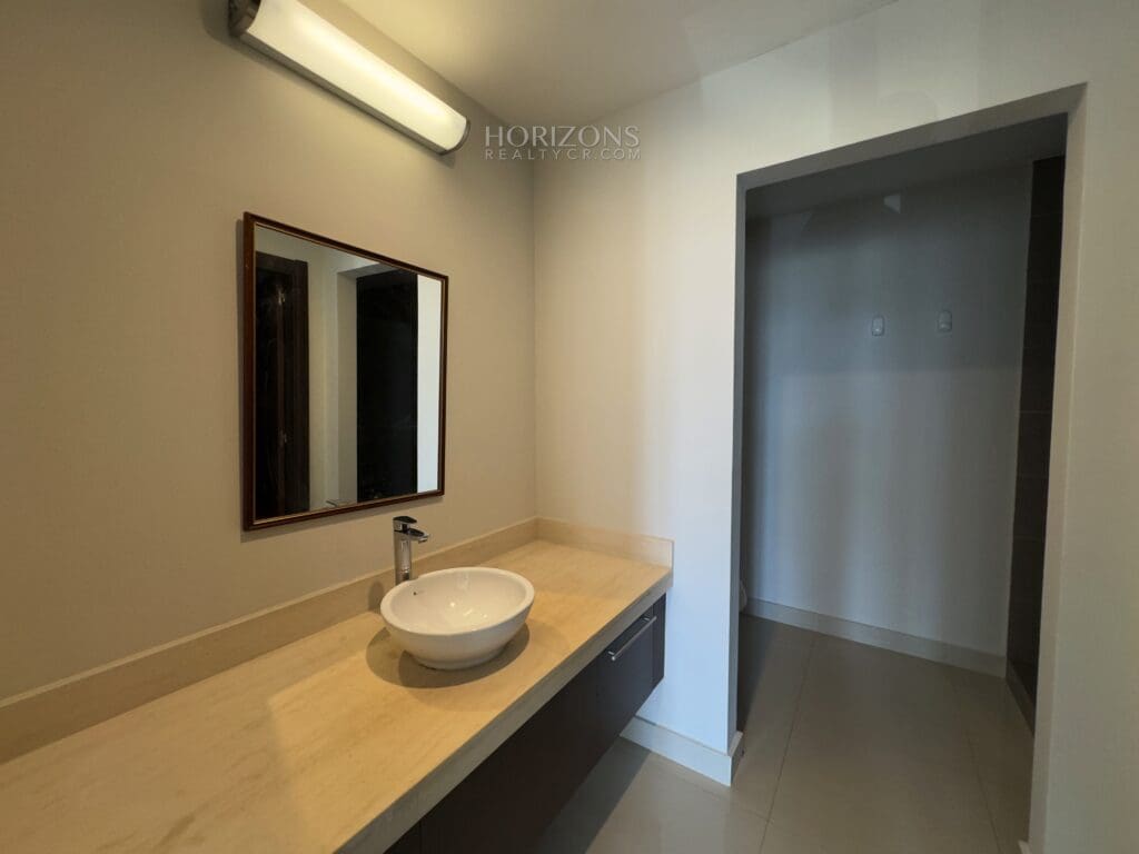 SE ALQUILA APARTAMENTO AMPLIO CONTEMPORÁNEO A 1.7KM DE ROTONDA BANDERAS Y UCR NJA1178