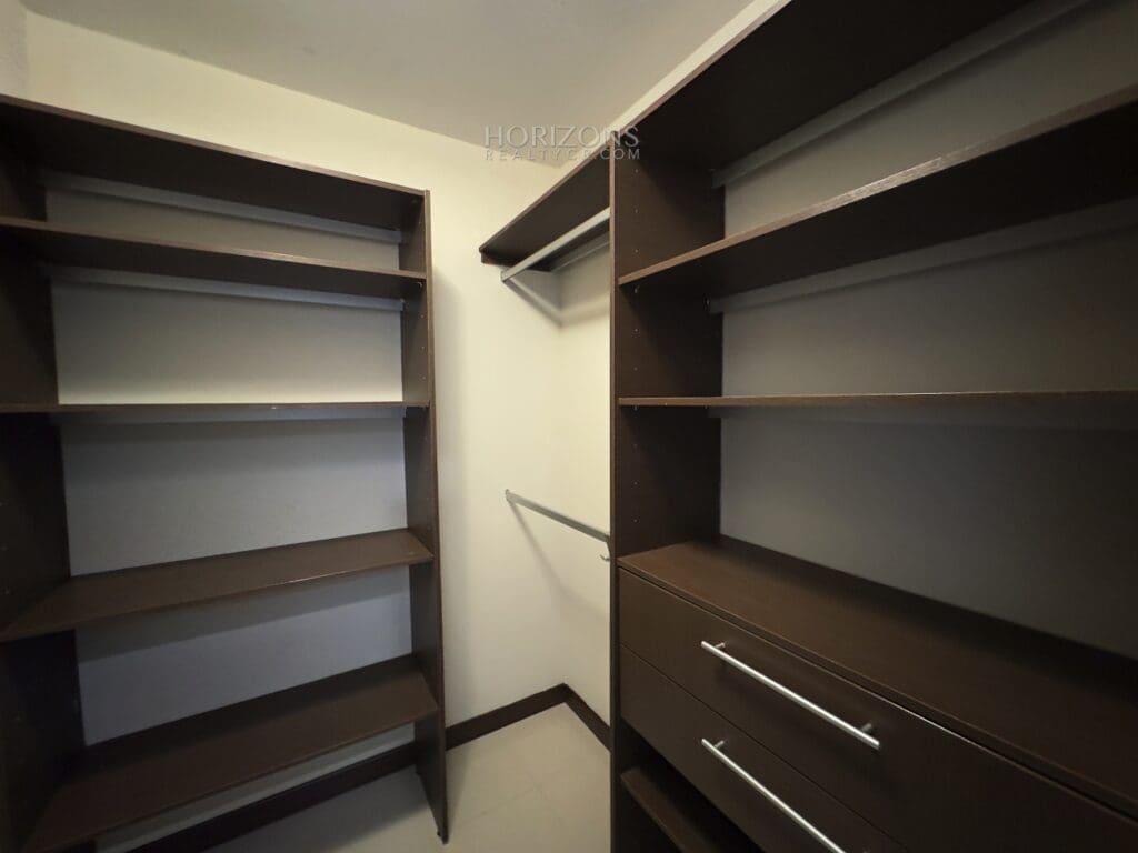 SE ALQUILA APARTAMENTO AMPLIO CONTEMPORÁNEO A 1.7KM DE ROTONDA BANDERAS Y UCR NJA1178