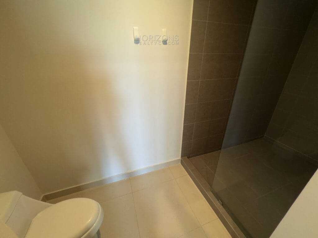 SE ALQUILA APARTAMENTO AMPLIO CONTEMPORÁNEO A 1.7KM DE ROTONDA BANDERAS Y UCR NJA1178
