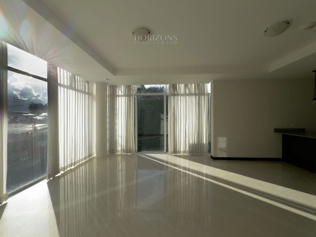 SE ALQUILA APARTAMENTO AMPLIO CONTEMPORÁNEO A 1.7KM DE ROTONDA BANDERAS Y UCR NJA1178