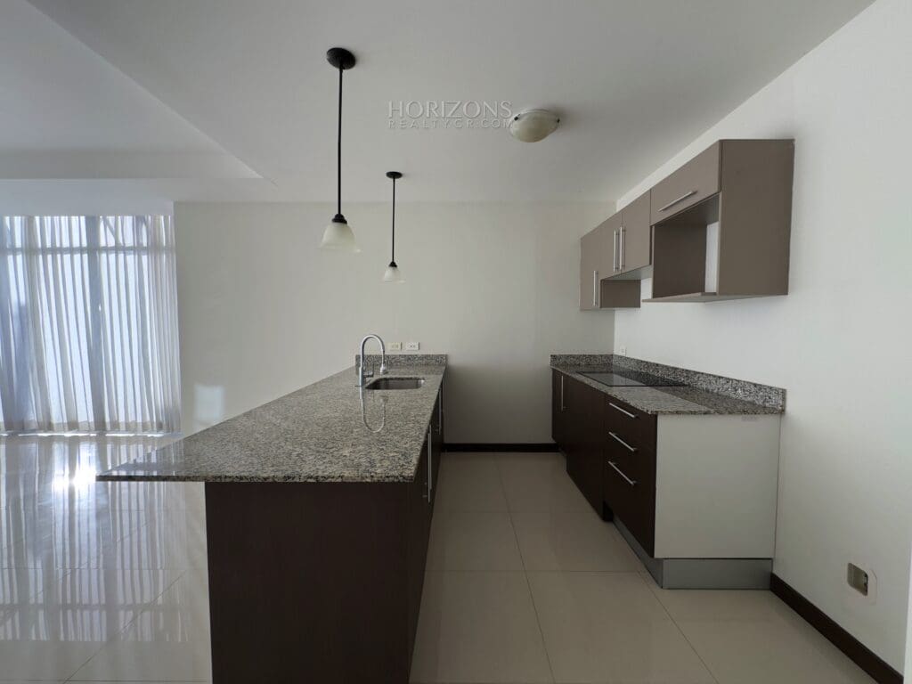 SE ALQUILA APARTAMENTO AMPLIO CONTEMPORÁNEO A 1.7KM DE ROTONDA BANDERAS Y UCR NJA1178
