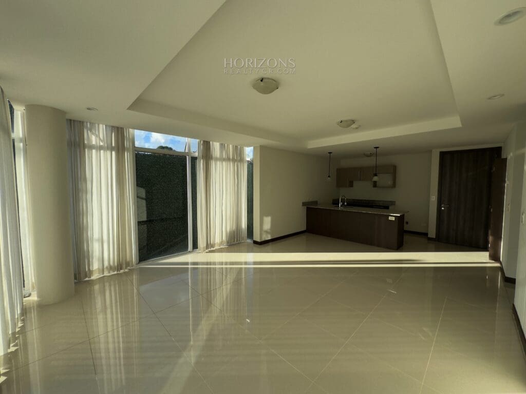 SE ALQUILA APARTAMENTO AMPLIO CONTEMPORÁNEO A 1.7KM DE ROTONDA BANDERAS Y UCR NJA1178