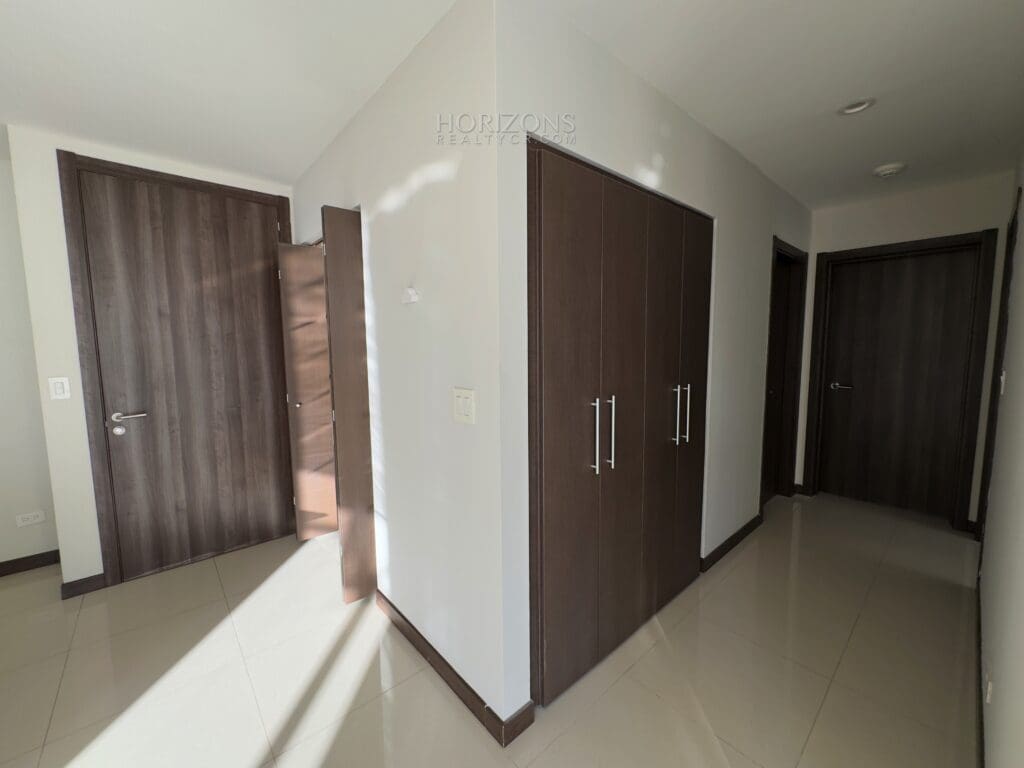 SE ALQUILA APARTAMENTO AMPLIO CONTEMPORÁNEO A 1.7KM DE ROTONDA BANDERAS Y UCR NJA1178