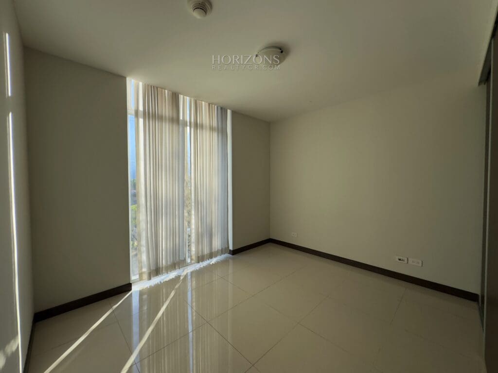 SE ALQUILA APARTAMENTO AMPLIO CONTEMPORÁNEO A 1.7KM DE ROTONDA BANDERAS Y UCR NJA1178