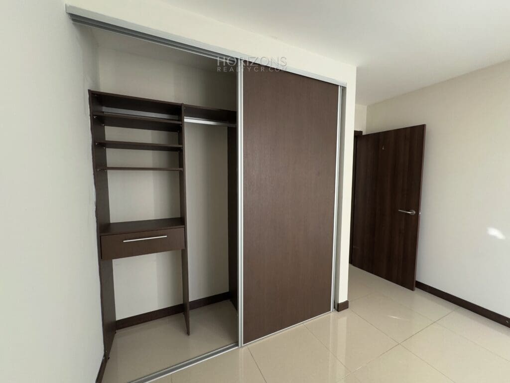 SE ALQUILA APARTAMENTO AMPLIO CONTEMPORÁNEO A 1.7KM DE ROTONDA BANDERAS Y UCR NJA1178