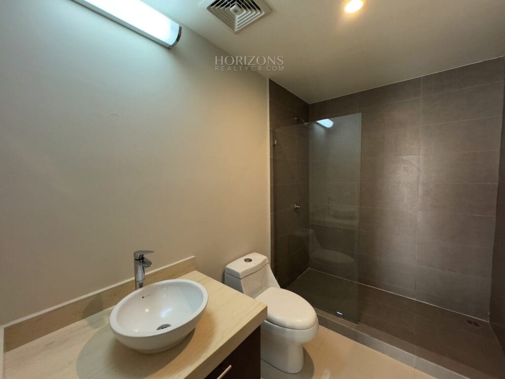 SE ALQUILA APARTAMENTO AMPLIO CONTEMPORÁNEO A 1.7KM DE ROTONDA BANDERAS Y UCR NJA1178