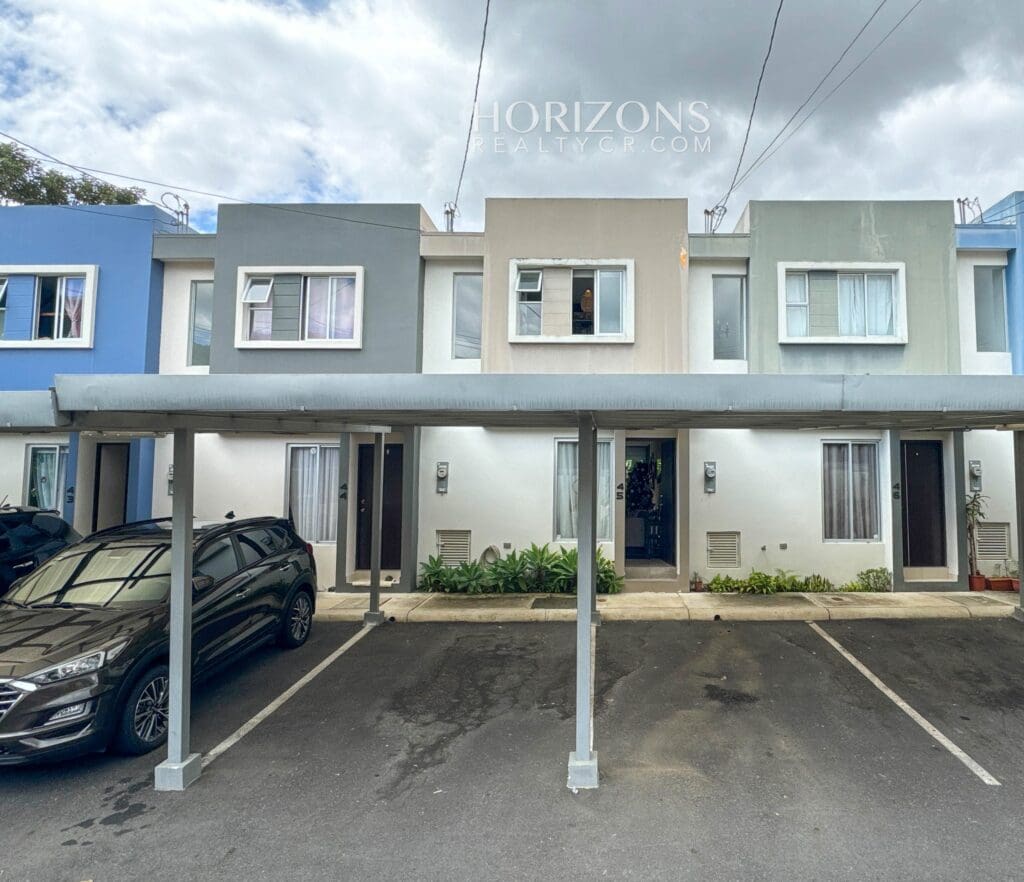 Se Vende Casa Con Patio en condominio Brisas del Bosque En San Diego Tres Rios nja1174