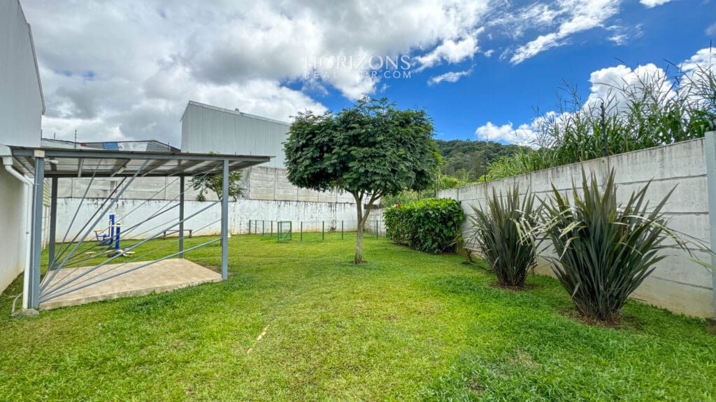 Se Vende Casa Con Patio en condominio Brisas del Bosque En San Diego Tres Rios nja1174