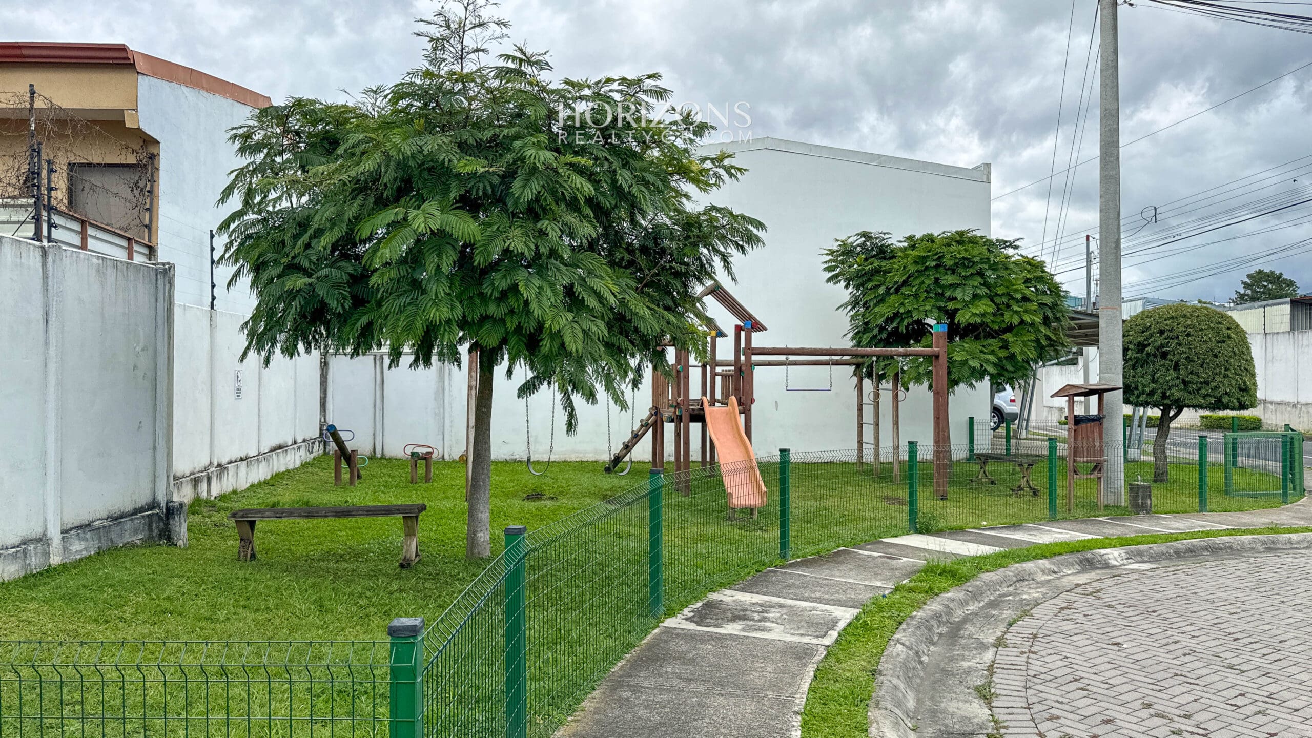 Se Vende Casa Con Patio en condominio Brisas del Bosque En San Diego Tres Rios nja1174