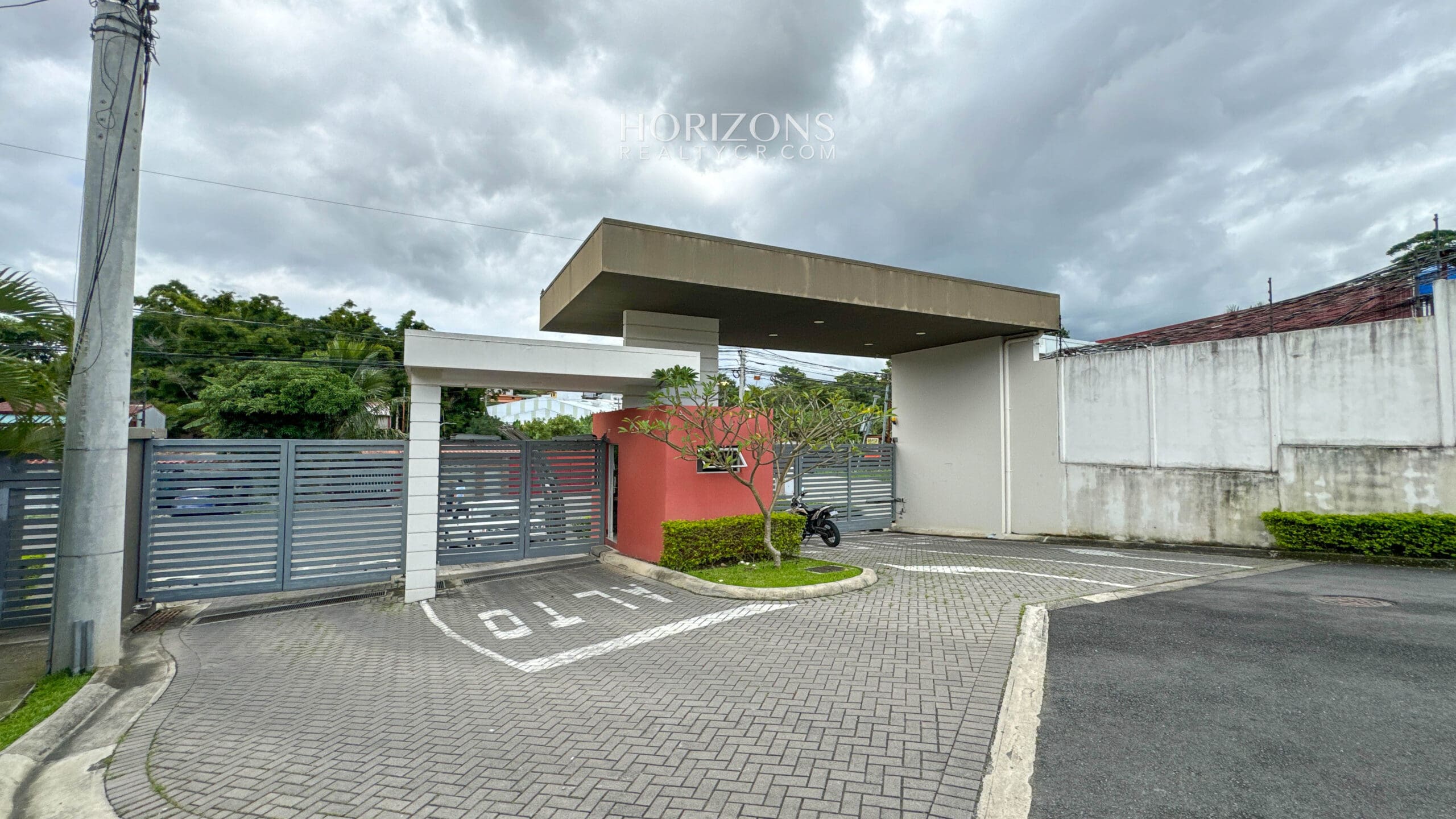 Se Vende Casa Con Patio en condominio Brisas del Bosque En San Diego Tres Rios nja1174