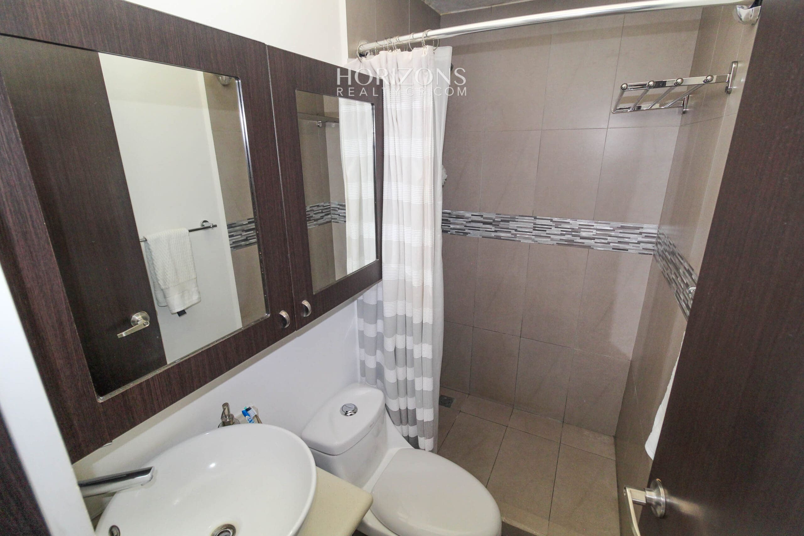 Se Vende Casa Con Patio en condominio Brisas del Bosque En San Diego Tres Rios nja1174