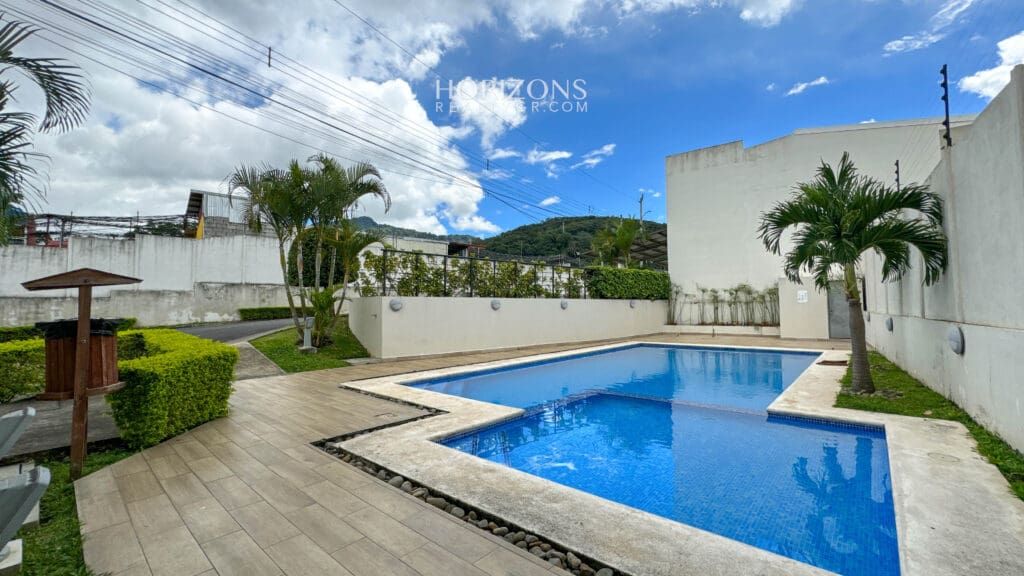 Se Vende Casa Con Patio en condominio Brisas del Bosque En San Diego Tres Rios nja1174