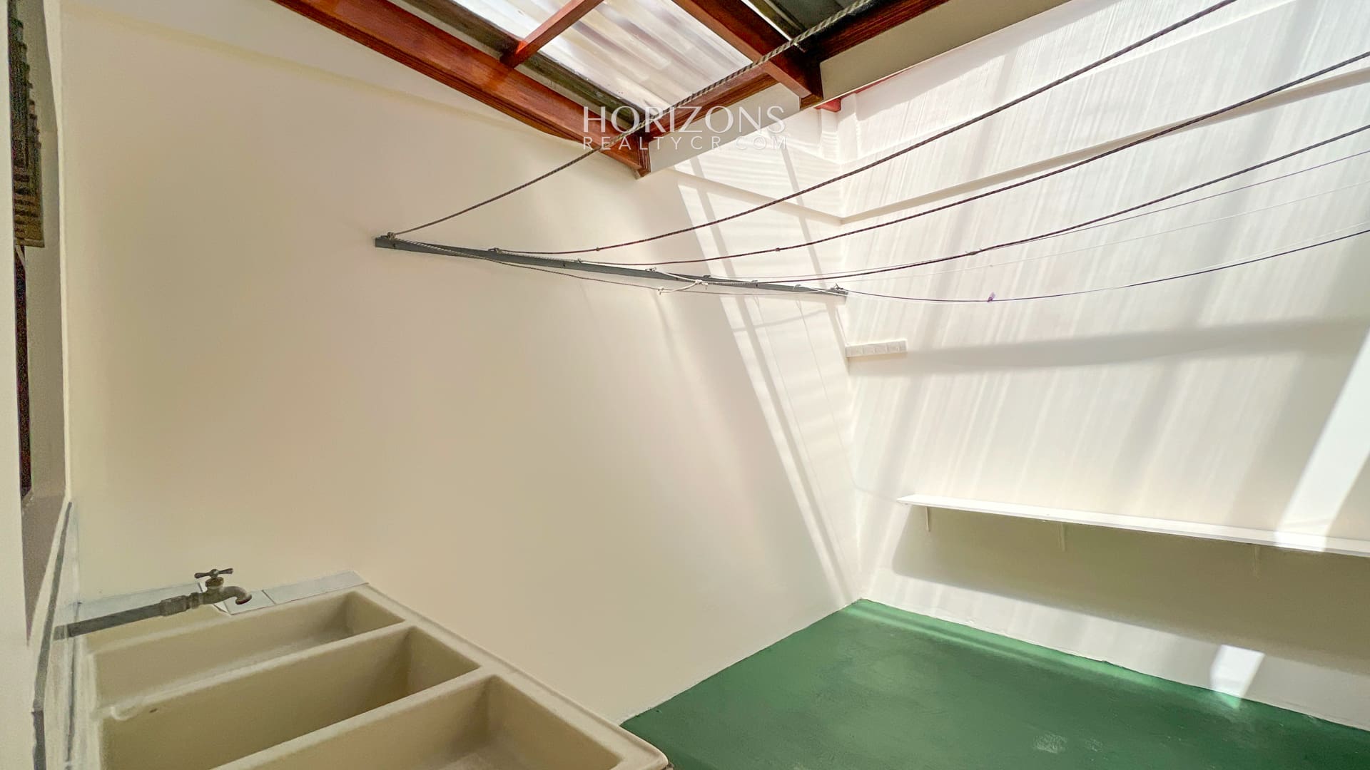 Se Vende Casa Independiente en San Pedro 5 Habitaciones Patio nja1010
