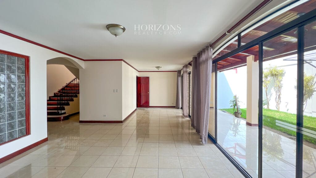 Se Vende Casa Independiente en San Pedro 5 Habitaciones Patio nja1010