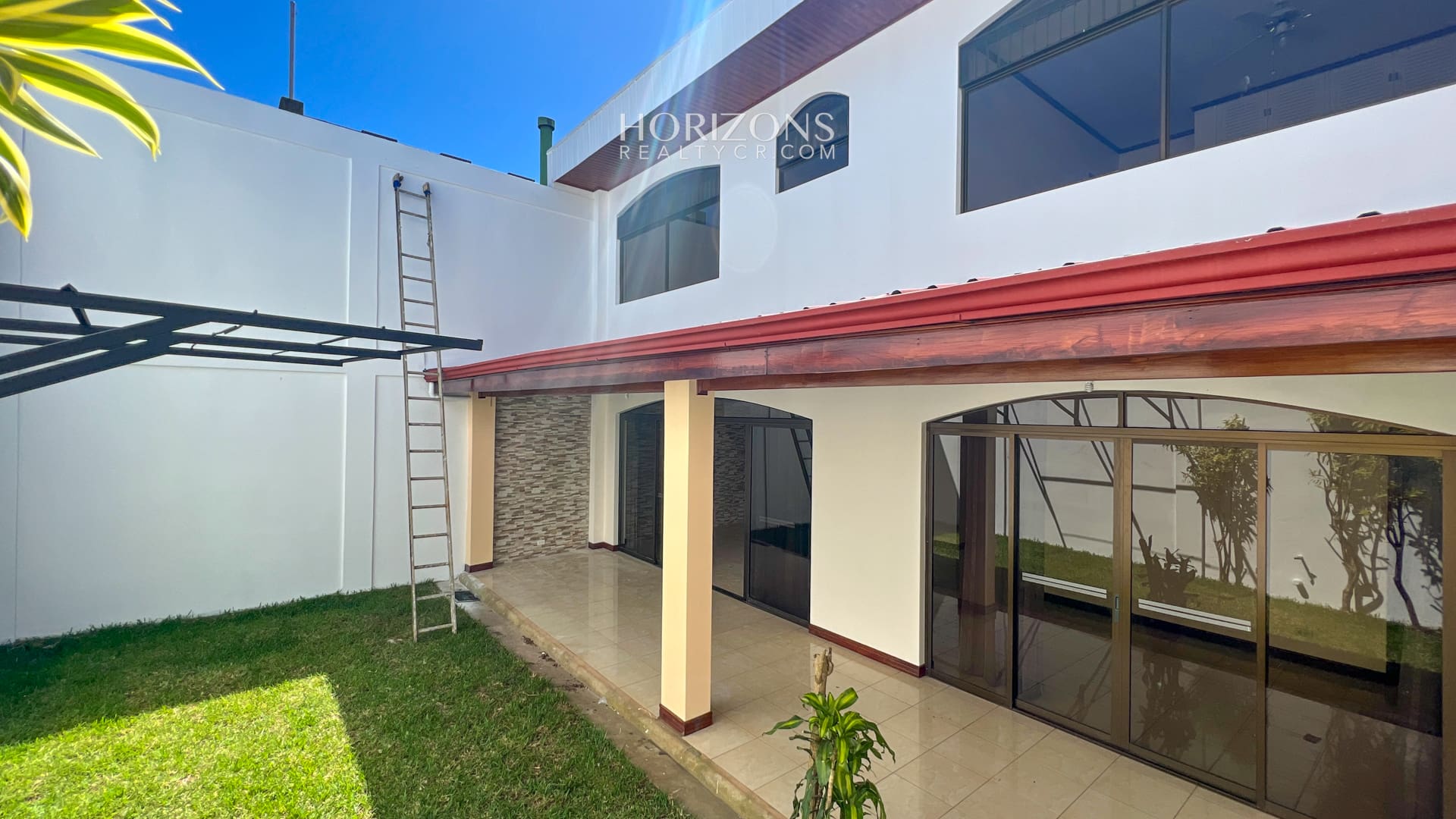 Se Vende Casa Independiente en San Pedro 5 Habitaciones Patio nja1010