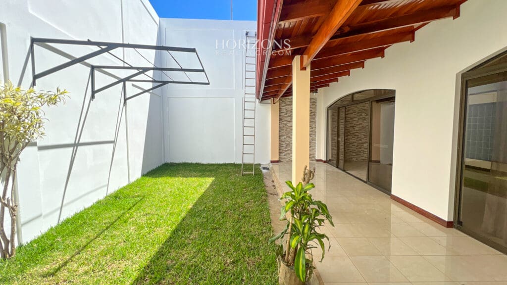 Se Vende Casa Independiente en San Pedro 5 Habitaciones Patio nja1010