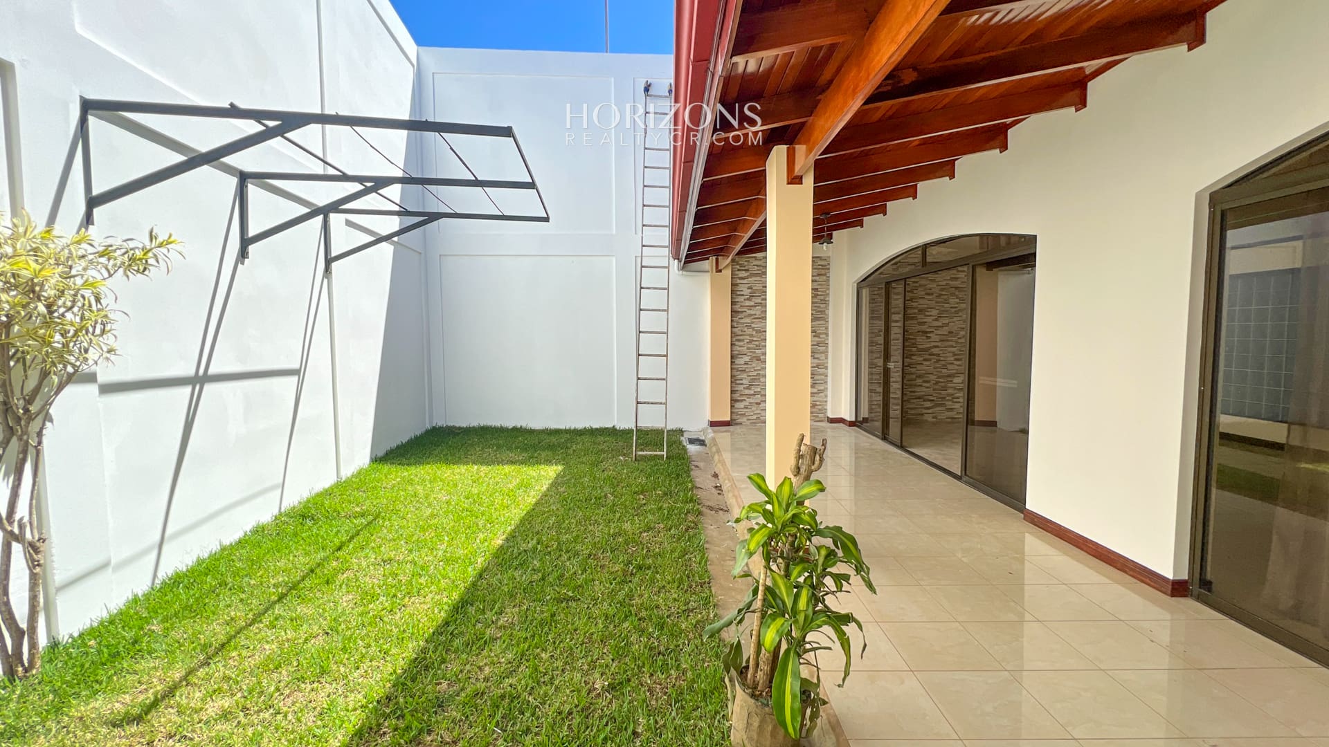 Se Vende Casa Independiente en San Pedro 5 Habitaciones Patio nja1010