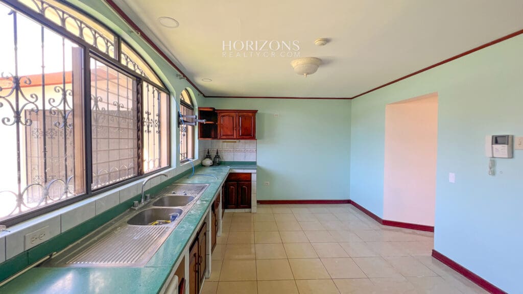 Se Vende Casa Independiente en San Pedro 5 Habitaciones Patio nja1010