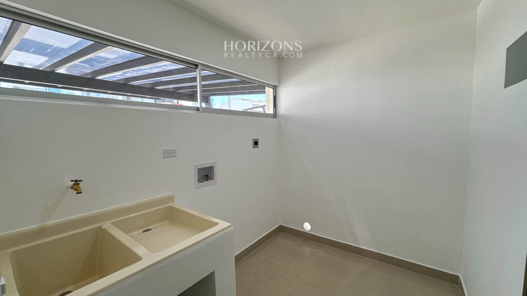 Casa Nueva con 4 Habitaciones 1 En Primer Nivel Condominio Distrito San Juan nja1180