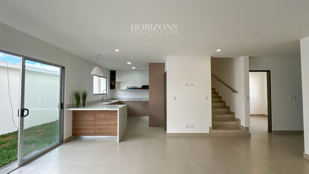 Casa Nueva con 4 Habitaciones 1 En Primer Nivel Condominio Distrito San Juan nja1180