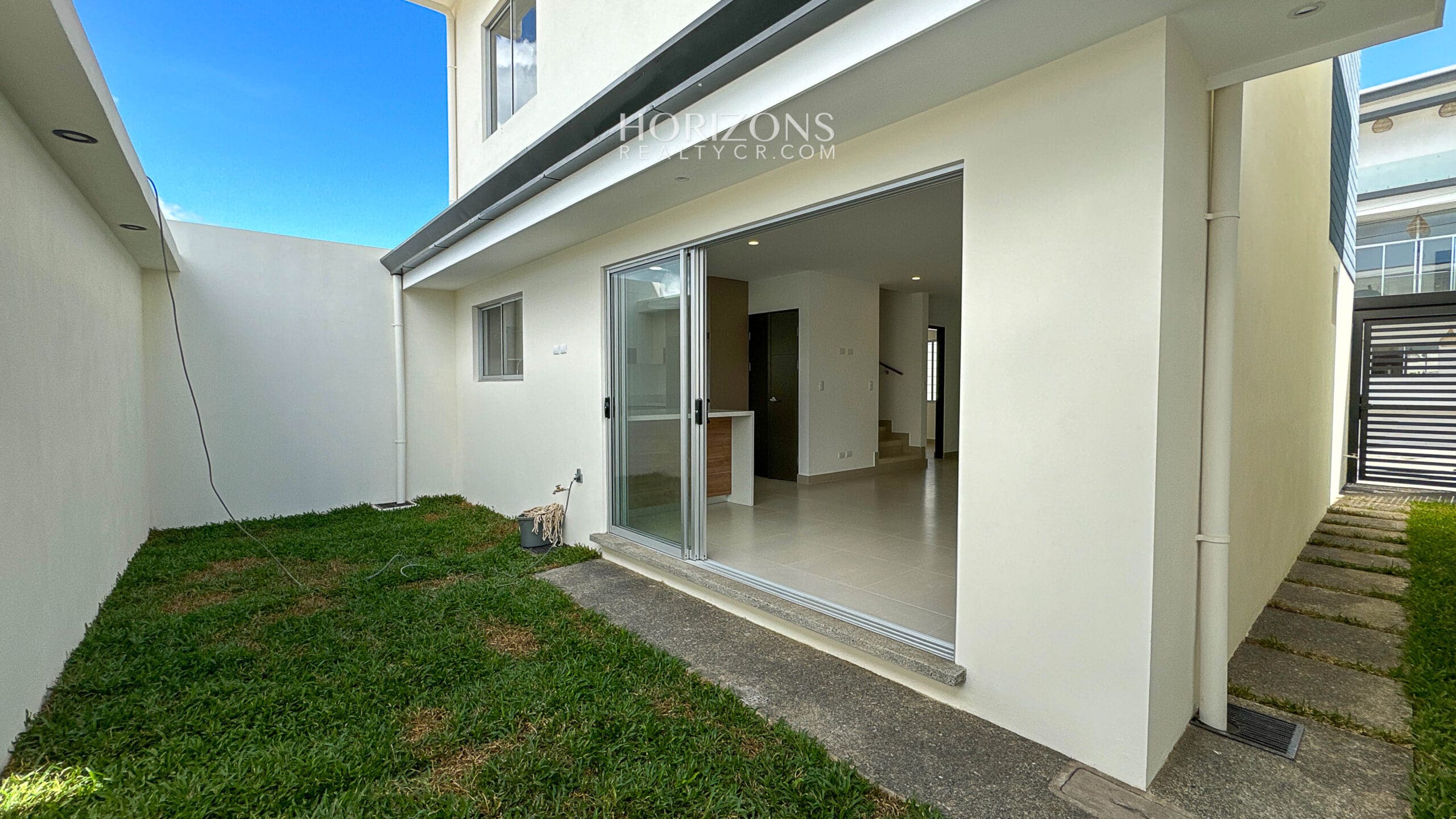 Casa Nueva con 4 Habitaciones 1 En Primer Nivel Condominio Distrito San Juan nja1180