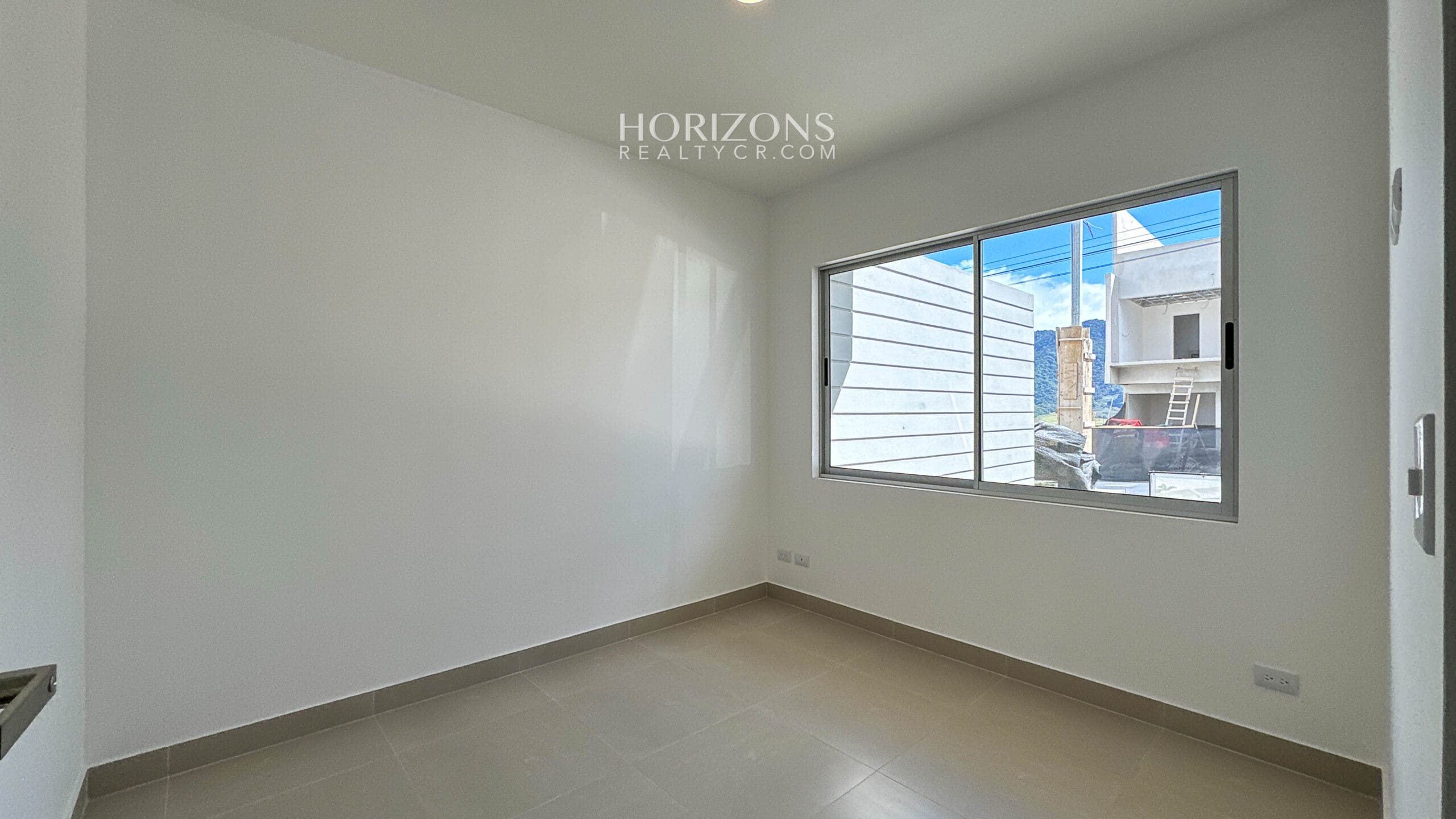 Casa Nueva con 4 Habitaciones 1 En Primer Nivel Condominio Distrito San Juan nja1180