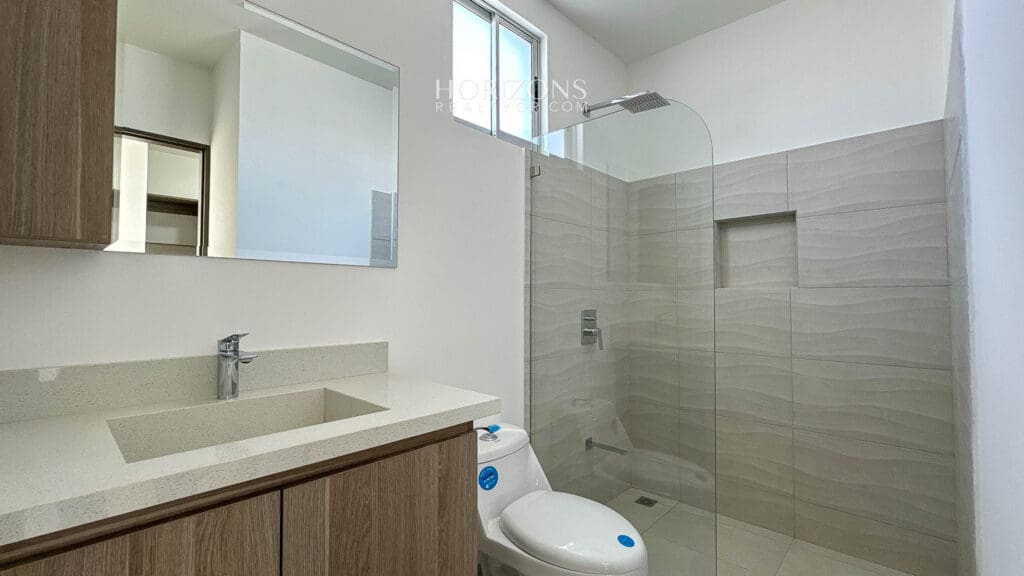 Casa Nueva con 4 Habitaciones 1 En Primer Nivel Condominio Distrito San Juan nja1180