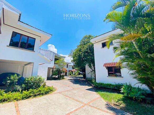 Casa En Condomio Kandor En Venta O Alquiler En La Uruca 2 Habitaciones Amplias Nja1185