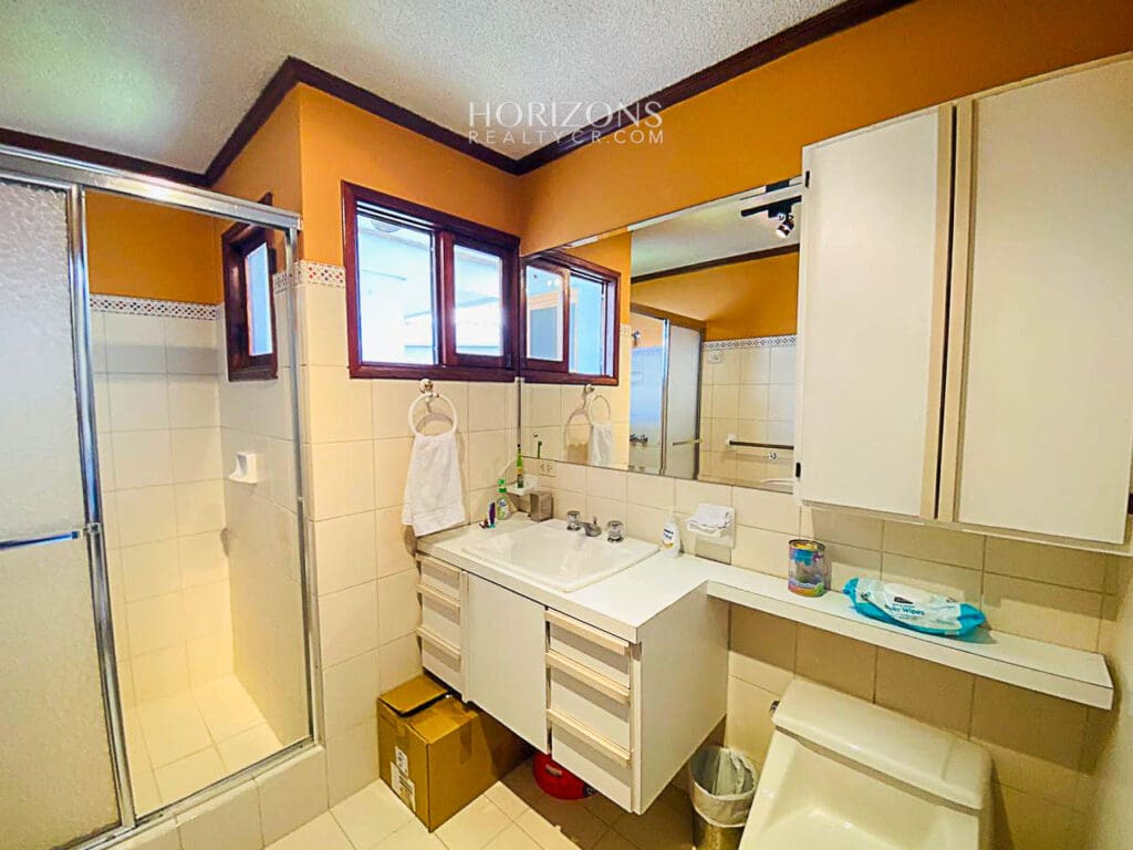 Casa en Condomio Kandor en Venta o Alquiler en la Uruca 2 Habitaciones Amplias nja1185