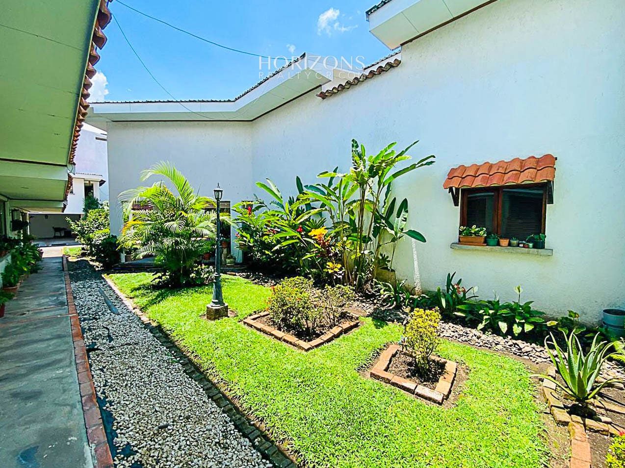 Casa en Condomio Kandor en Venta o Alquiler en la Uruca 2 Habitaciones Amplias nja1185