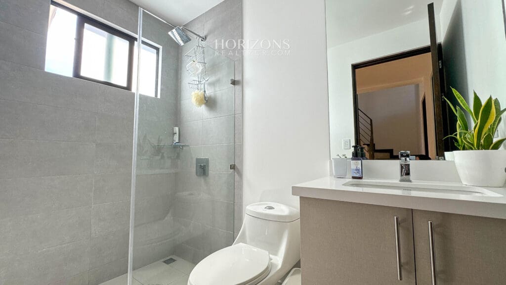 Moderna Casa Familiar en Condominio con Exclusivas Amenidades Condominio la Estefana Sabanilla nja1186
