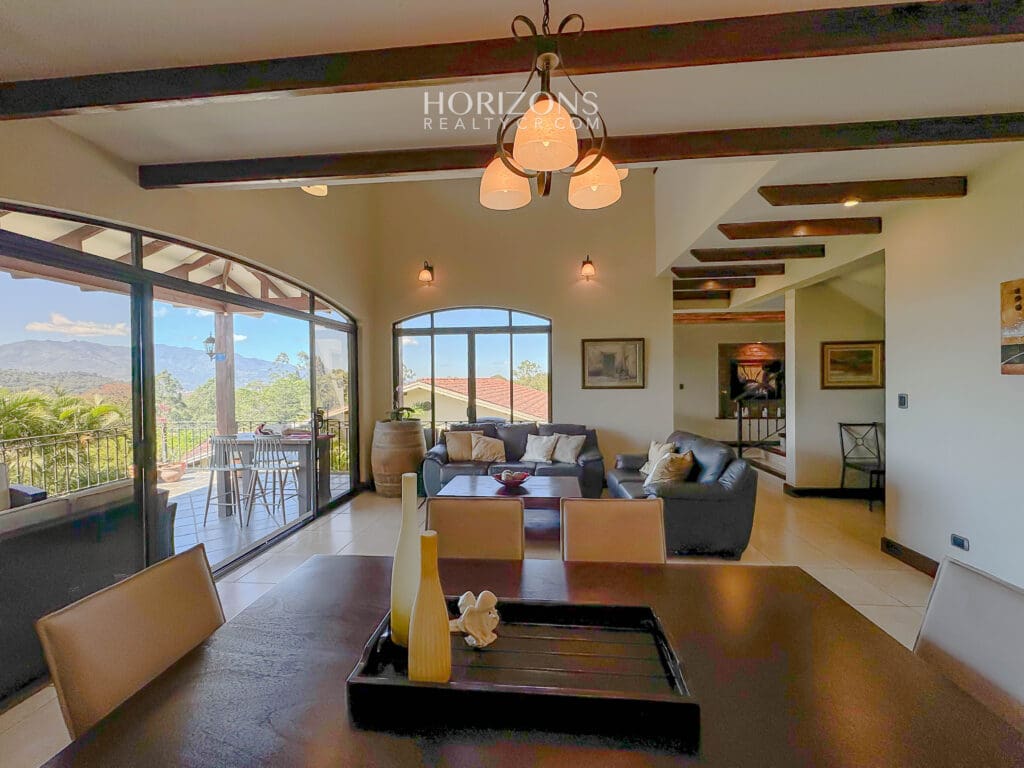 Vistas Panorámicas y Elegancia Casa en Condominio Gregal Curridabat nja1190