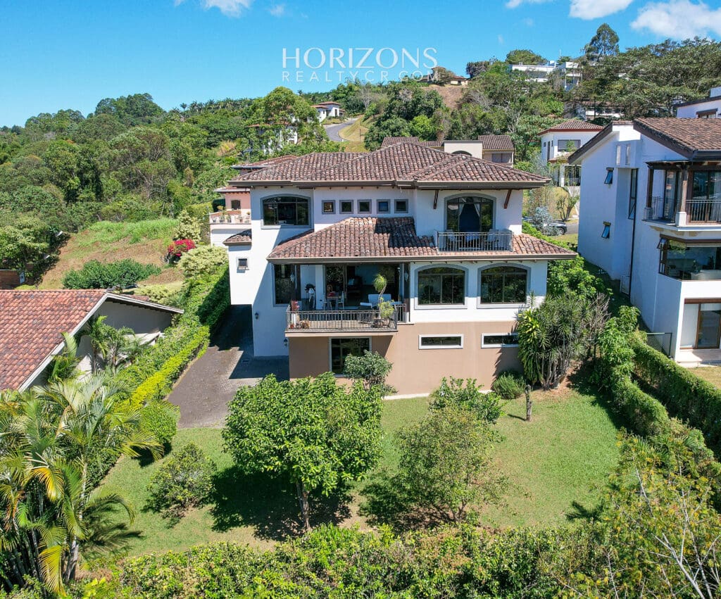 Vistas Panorámicas y Elegancia Casa en Condominio Gregal Curridabat nja1190