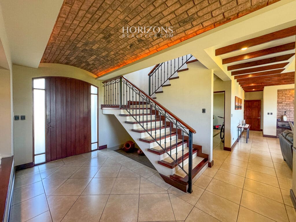 Vistas Panorámicas y Elegancia Casa en Condominio Gregal Curridabat nja1190