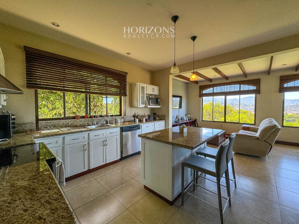 Vistas Panorámicas y Elegancia Casa en Condominio Gregal Curridabat nja1190