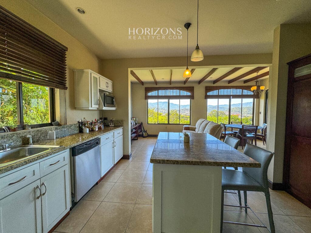 Vistas Panorámicas y Elegancia Casa en Condominio Gregal Curridabat nja1190
