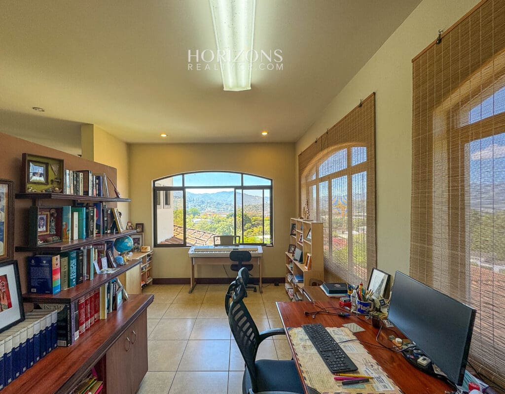 Vistas Panorámicas y Elegancia Casa en Condominio Gregal Curridabat nja1190