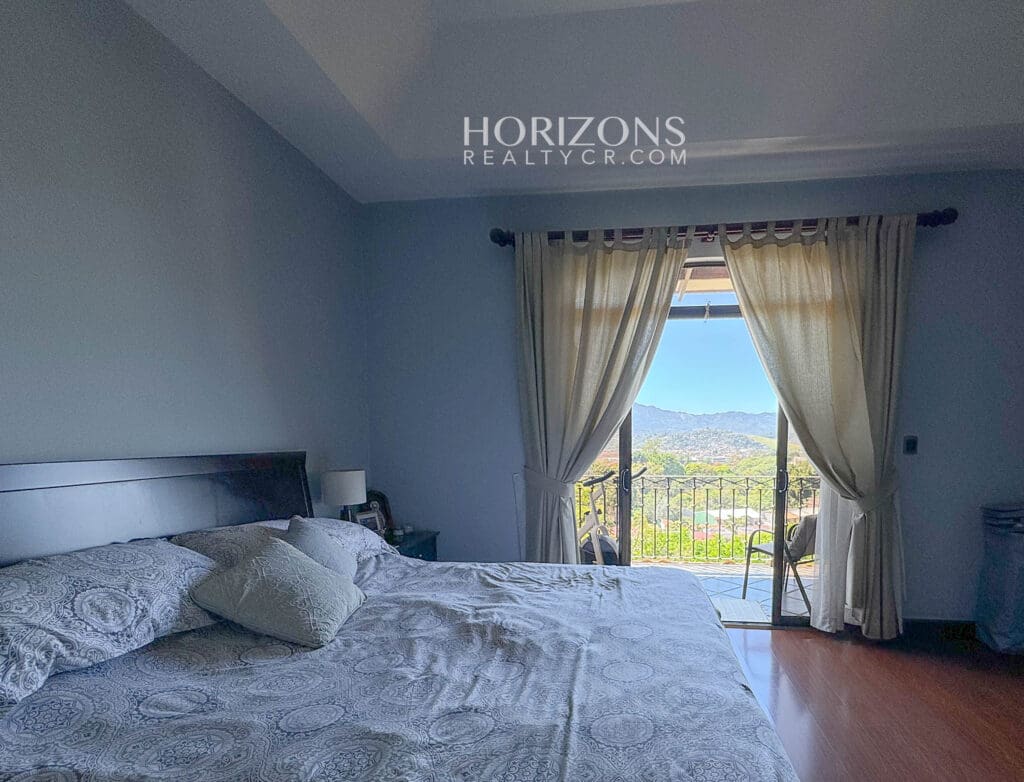 Vistas Panorámicas y Elegancia Casa en Condominio Gregal Curridabat nja1190