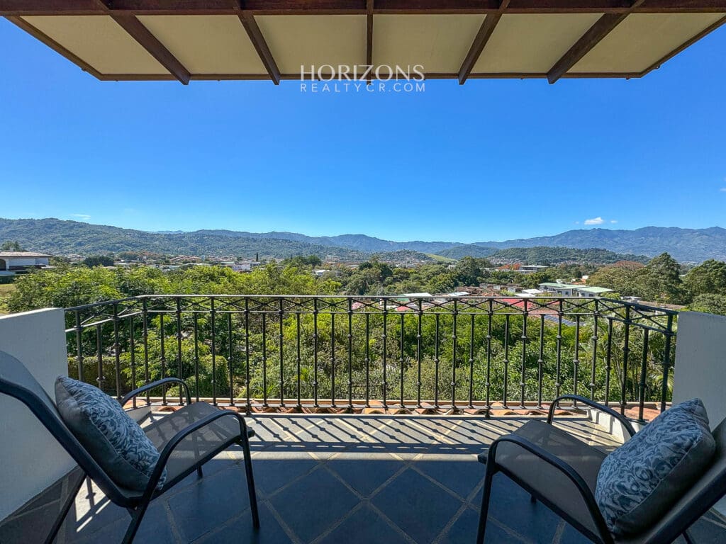 Vistas Panorámicas y Elegancia Casa en Condominio Gregal Curridabat nja1190