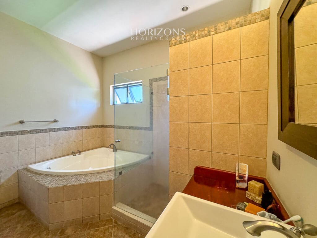 Vistas Panorámicas y Elegancia Casa en Condominio Gregal Curridabat nja1190