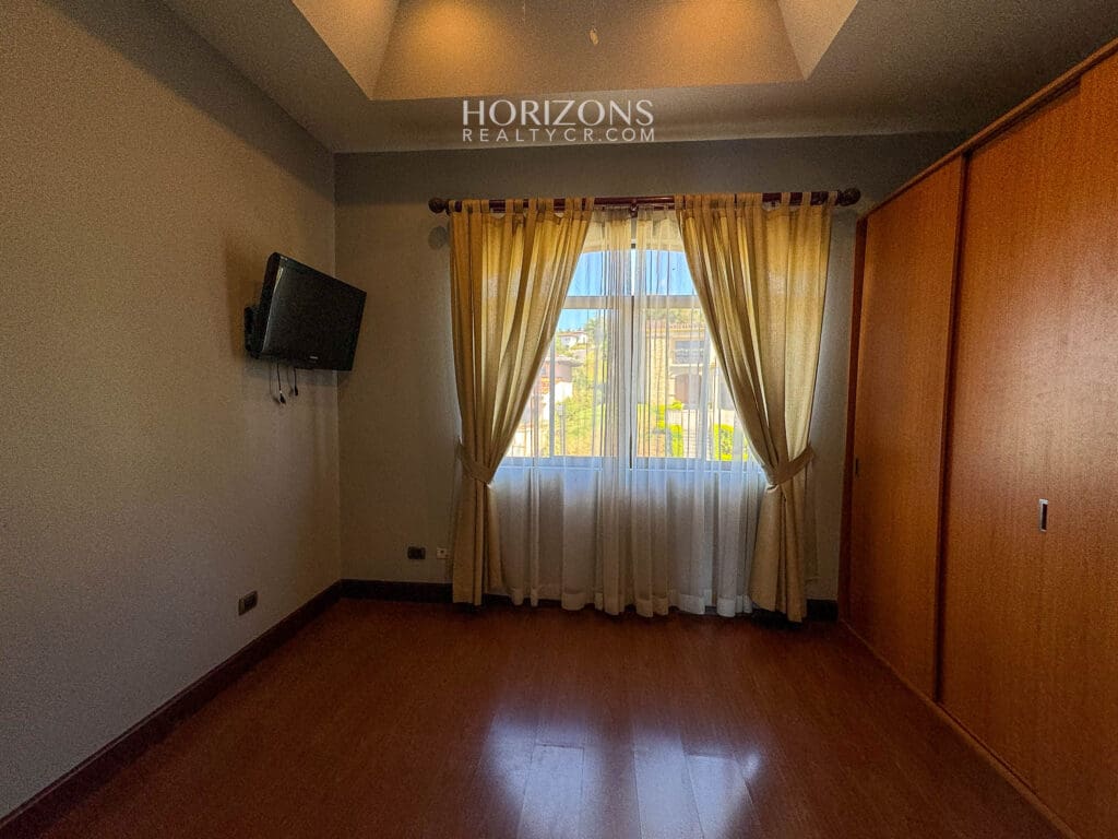 Vistas Panorámicas y Elegancia Casa en Condominio Gregal Curridabat nja1190