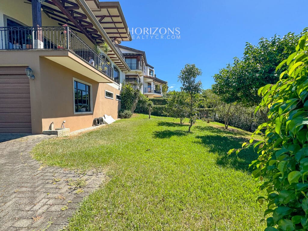 Vistas Panorámicas y Elegancia Casa en Condominio Gregal Curridabat nja1190