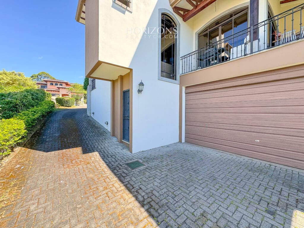 Vistas Panorámicas y Elegancia Casa en Condominio Gregal Curridabat nja1190