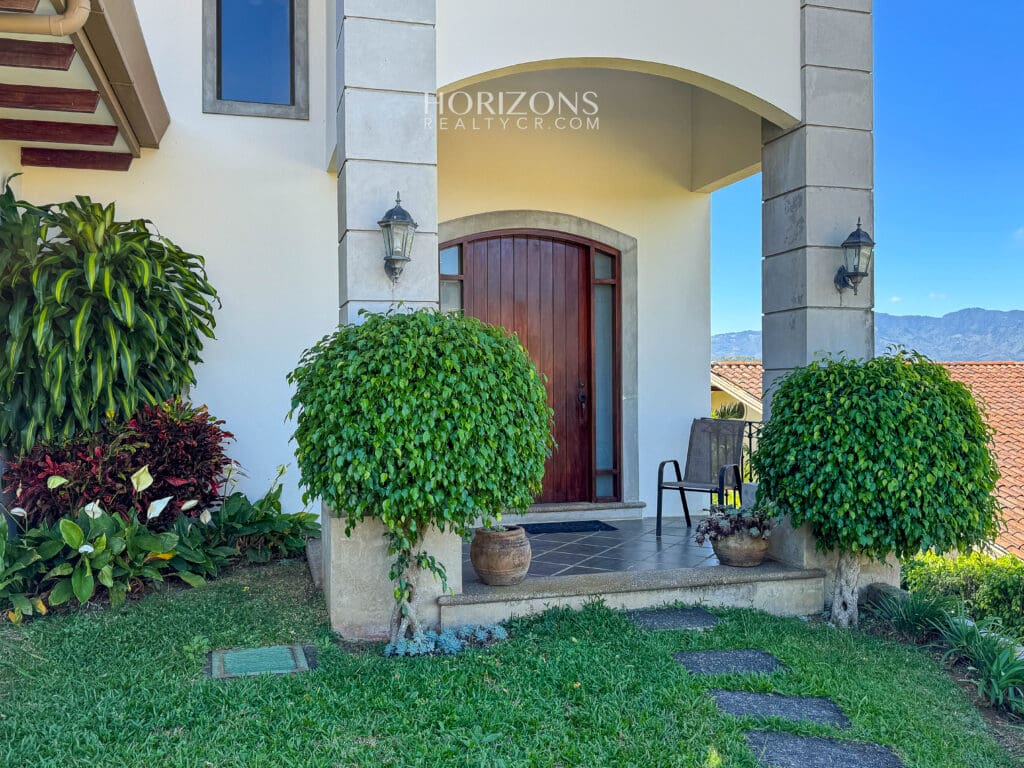 Vistas Panorámicas y Elegancia Casa en Condominio Gregal Curridabat nja1190